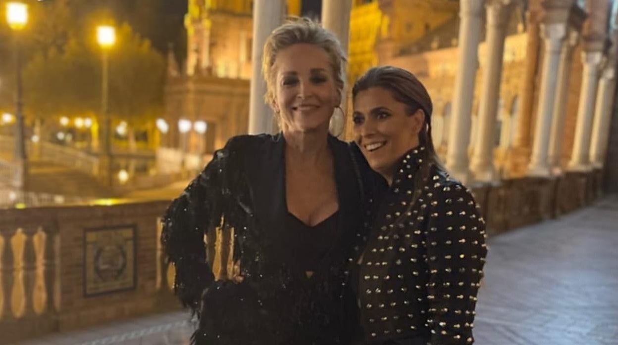 Sharon Stone y Juana Martín en la Plaza de España