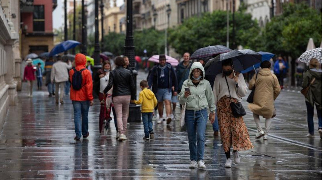 Ambiente en la Avenida de la Constitución durante el puente de noviembre