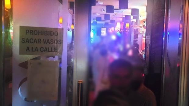 Casi 3.000 personas desalojadas de cuatro fiestas en la noche de Halloween en Sevilla