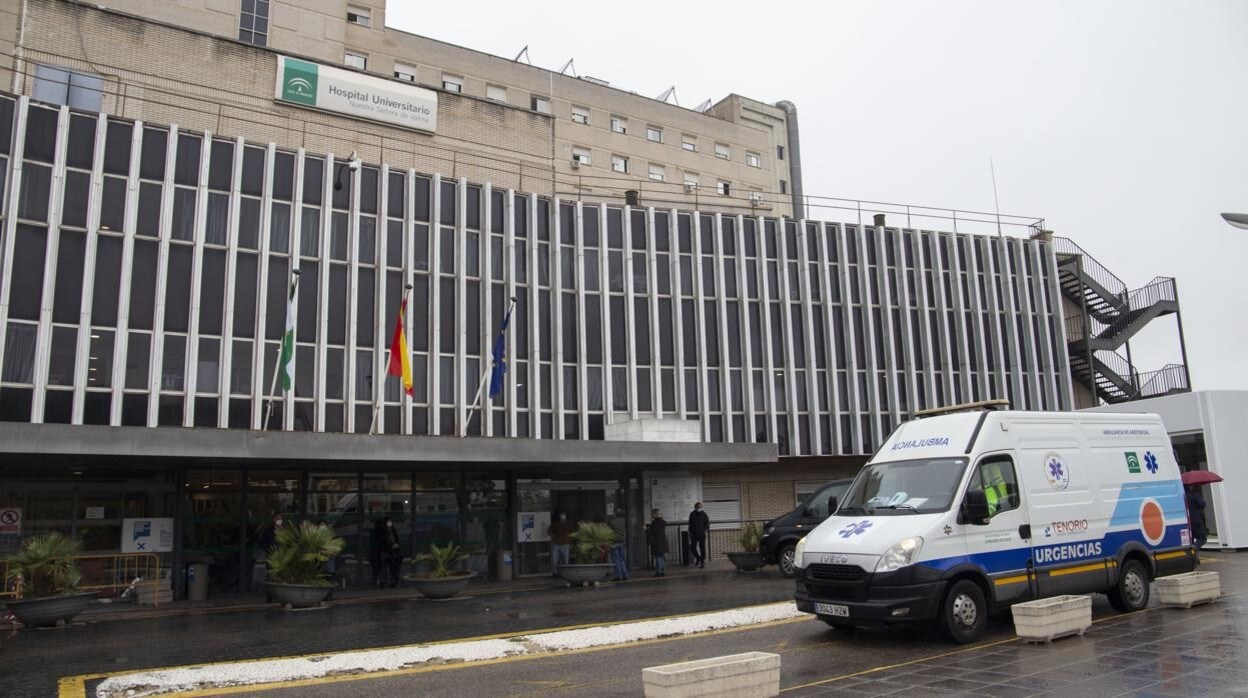 El Hospital de Valme, donde fue trasladada la víctima del apuñalamiento
