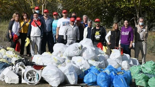 Un total de 160 voluntarios recogen 986 kilos de residuos en la ribera del río Guadalquivir en Sevilla