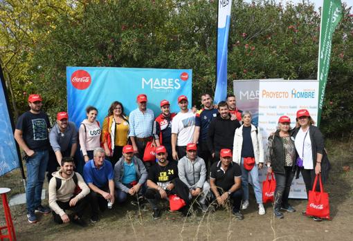 Un total de 160 voluntarios recogen 986 kilos de residuos en la ribera del río Guadalquivir en Sevilla