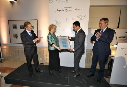 Soledad Becerril recibe el galardón de manos de Juanma Moreno junto a Ignacio Ybarra Aznar y Juan Espadas