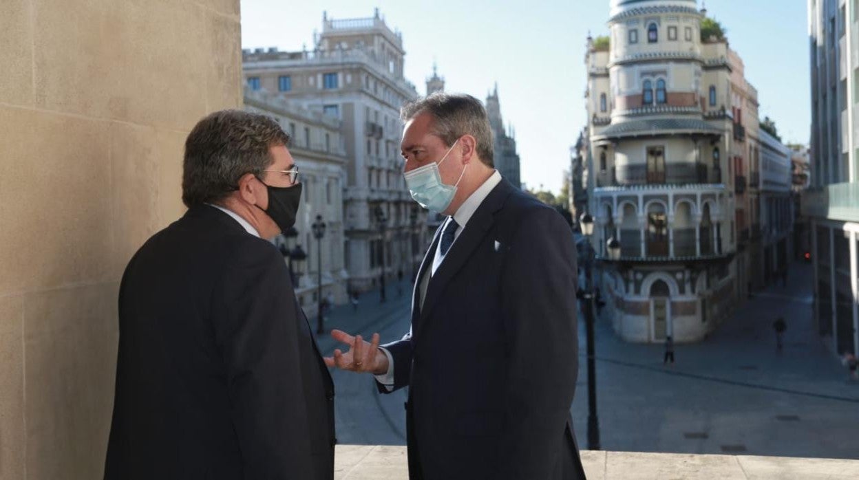 Juan Espadas y José Luis Escrivá, en su encuentro en el Ayuntamiento