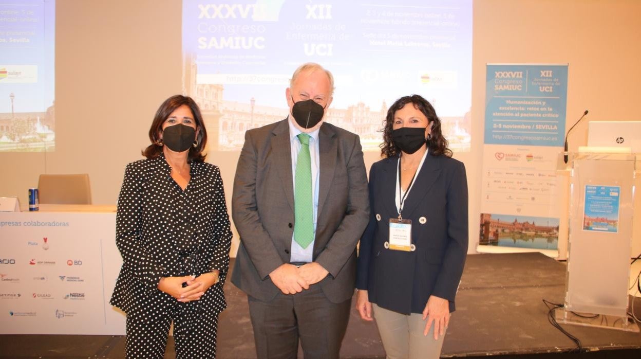 Carmen de la Fuente y José Garnacho son los organizadores del Congreso de la SAMIUC y Lola González (a la derecha) de las XII Jornadas de Enfermería de UCI, celebradas conjuntamente en Sevilla