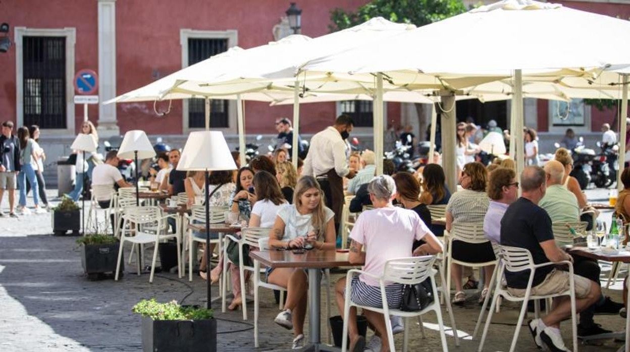 Terrazas llenas en los bares del Centro de Sevilla