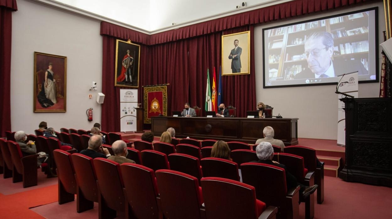 Imagen del Paraninfo de la Universidad de Sevilla durante la intervención de Mayor Zaragoza
