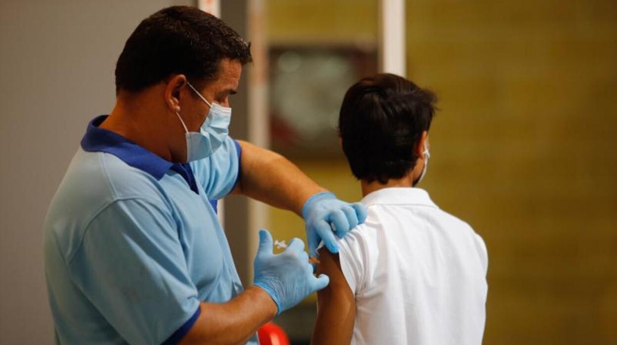 Un joven se pone la vacuna contra el coronavirus