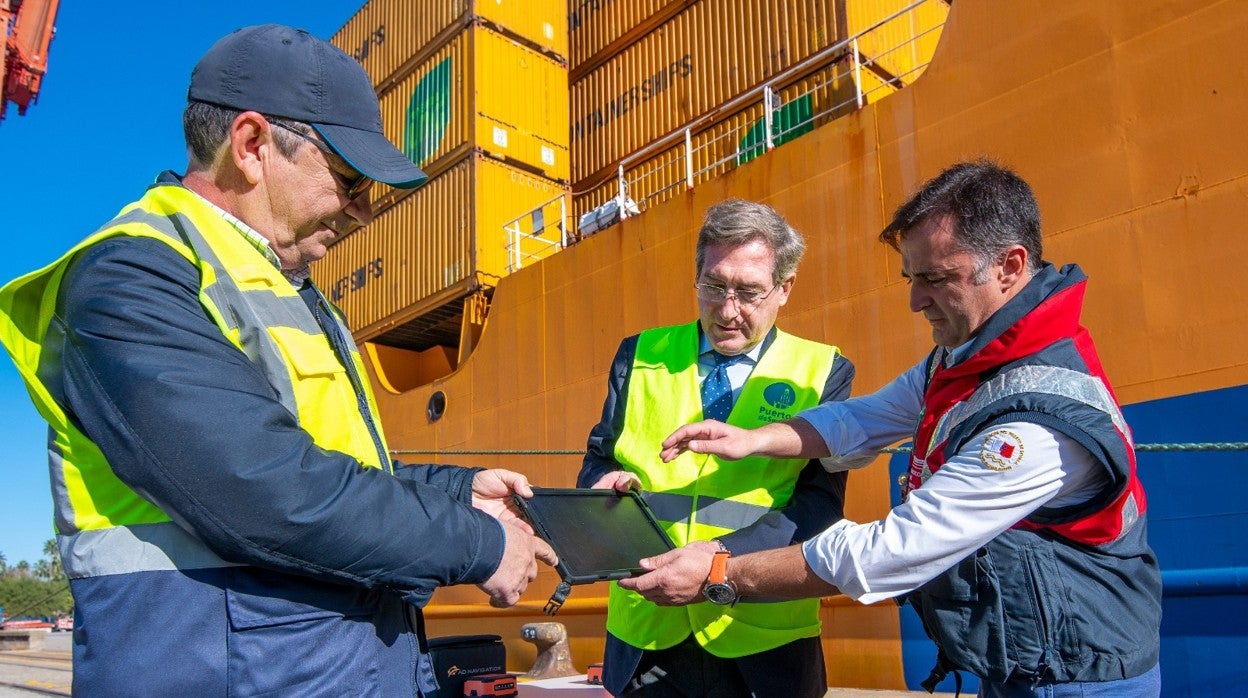 El presidente del Puerto hace entrega de los equipos a los prácticos