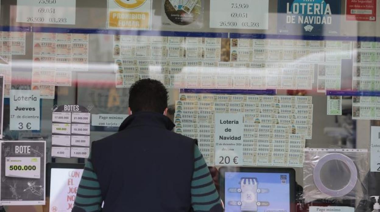 Un sevillano comprando décimos en la administración de La Campana