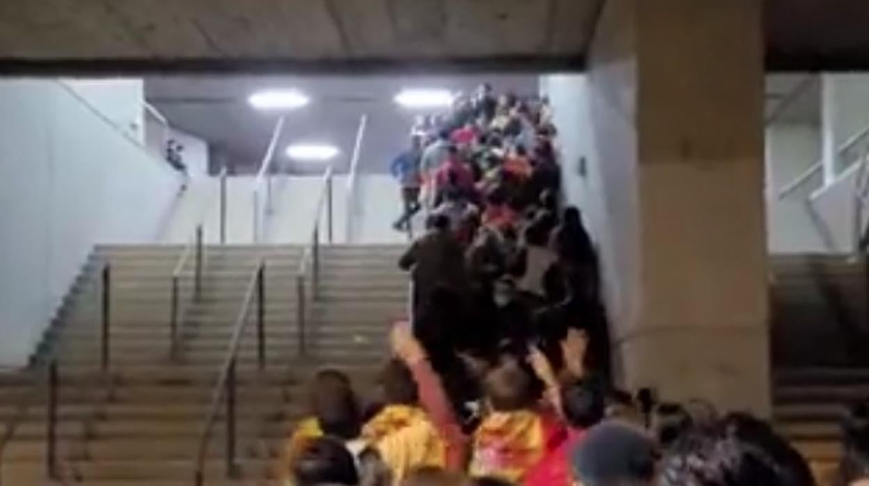 Colas en los accesos del estadio de la Cartuja para entrar al España-Suecia