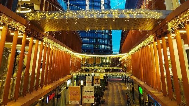 El centro comercial Torre Sevilla anticipa el inicio de la Navidad a este sábado