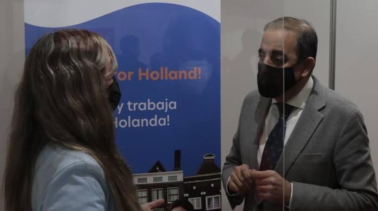 Miguel Ángel Castro en el stand que busca enfermeros para irse a Holanda