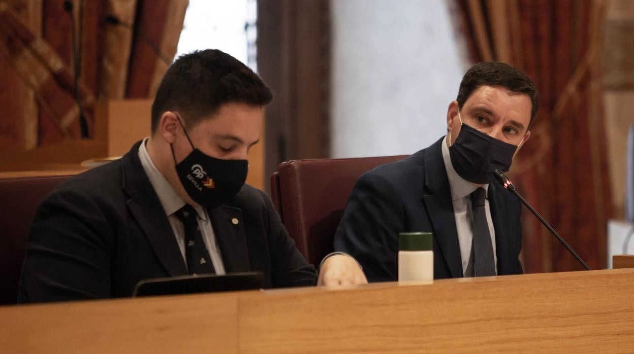 Juan de la Rosa, a la derecha, junto a su compañero en la bancada popular José Luis García