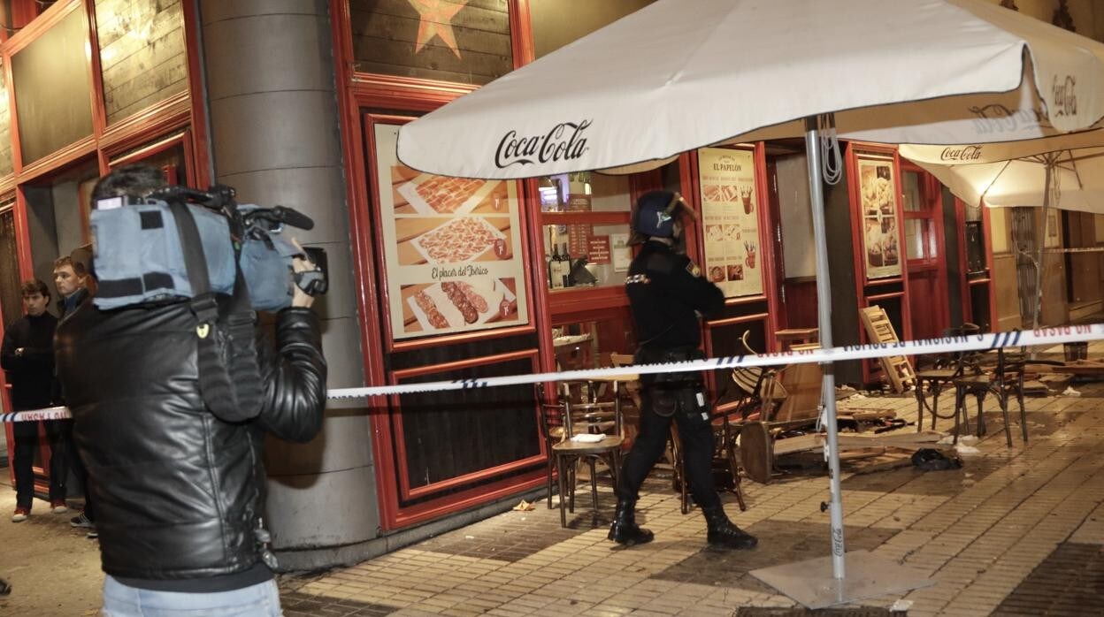 El ataque de los ultras del Sevilla F.C. se produjo en el bar El Papelón de Reyes Católicos