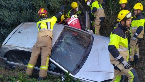 Espectacular rescate de una mujer que quedó atrapada tras salir el coche que conducía de la SE-30