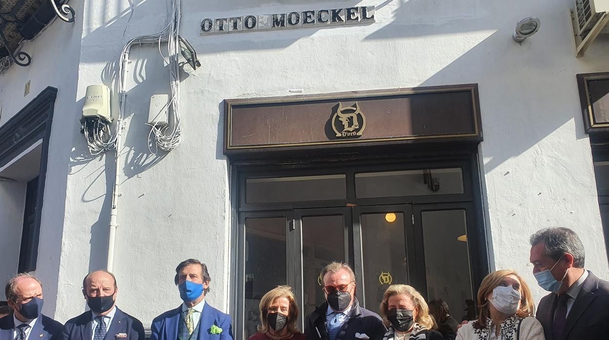 Familiares de Moeckel y el alcalde, en la inauguración de la calle