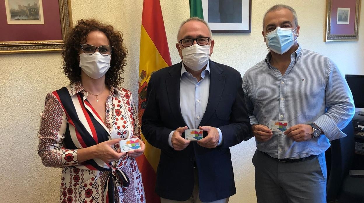 Manuela Cid, coordinadora sectorial de trasplantes de Sevilla y Huelva; el juez decano de la jurisdicción de Sevilla, Francisco Guerrero; y José Miguel Pérez Villares, coordinador autonómico de Trasplantes de Andalucía.