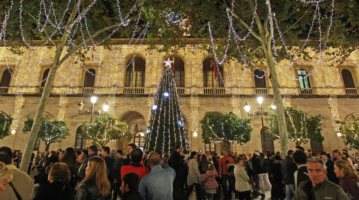 La fachada del Ayuntamiento de Sevilla es uno de los principales reclamos del alumbrado navideño