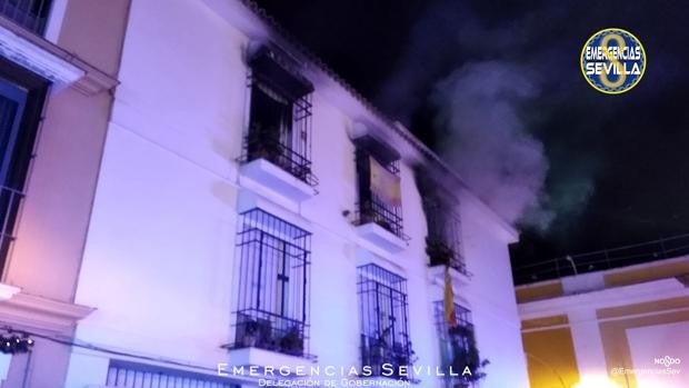 Un matrimonio y su hija heridos en un incendio en su vivienda esta madrugada en Sevilla