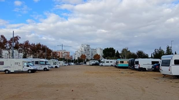 El real de la Feria de Sevilla, un camping sin control para el turismo en caravana