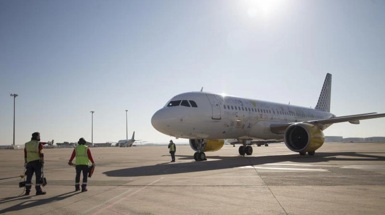 Aterriza un avión de Vueling en el aeropuerto de Sevilla