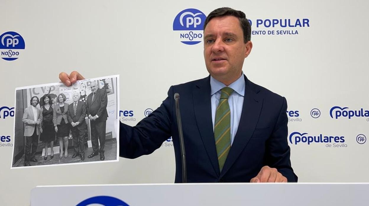 El portavoz del PP, Juan de la Rosa, durante la rueda de prensa