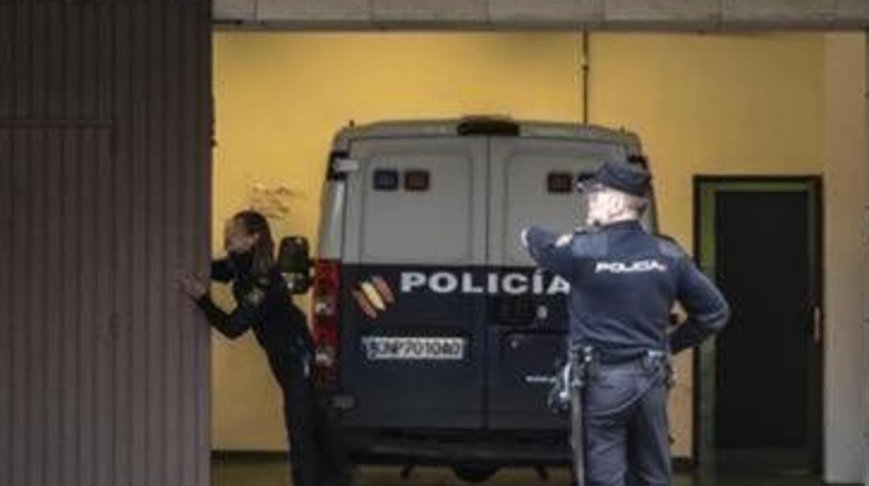 Un furgón de la Policía Nacional en los juzgados de Dos Hermanas, donde se han investigado estos abusos