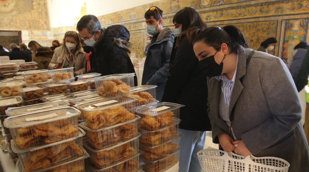 Visitantes ante las bandejas de productos que se han expuesto durante tres días