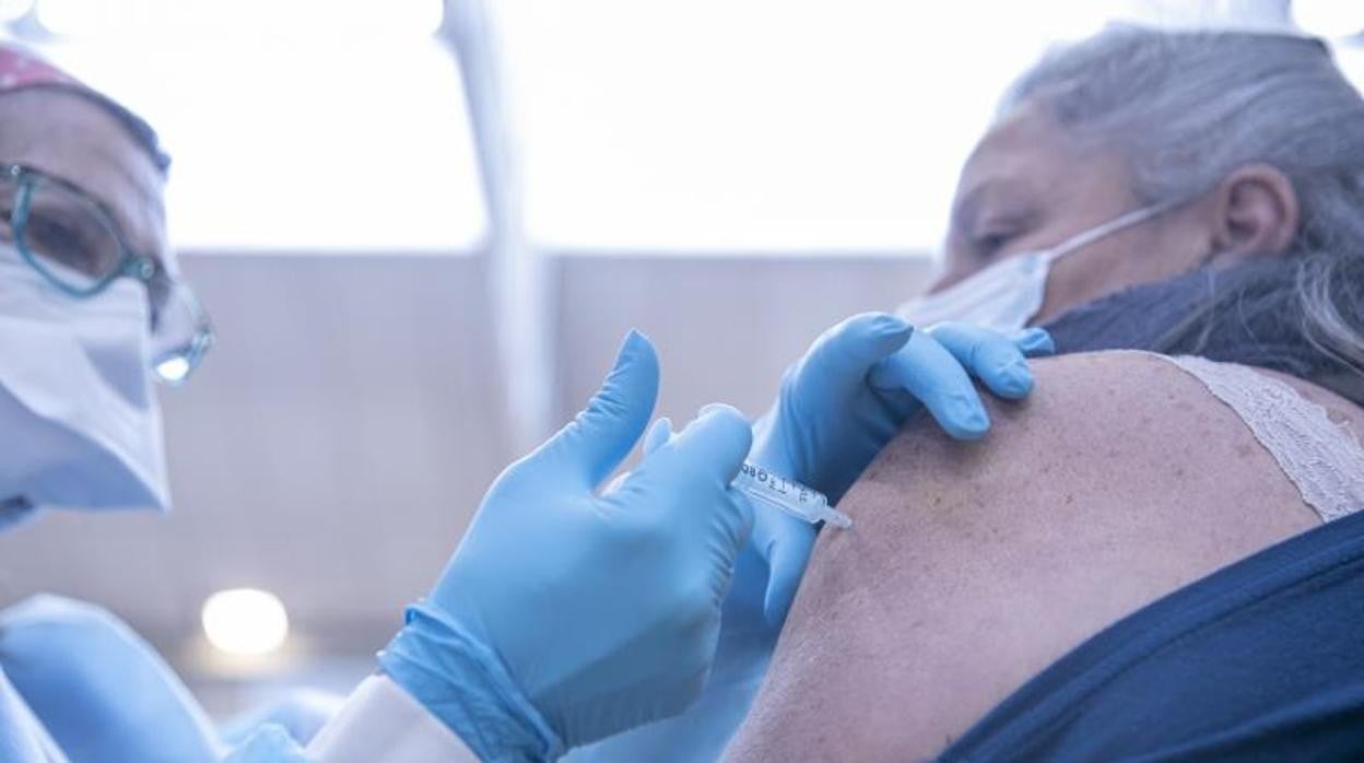 Personal sanitario durante la administración de vacunas en Sevilla