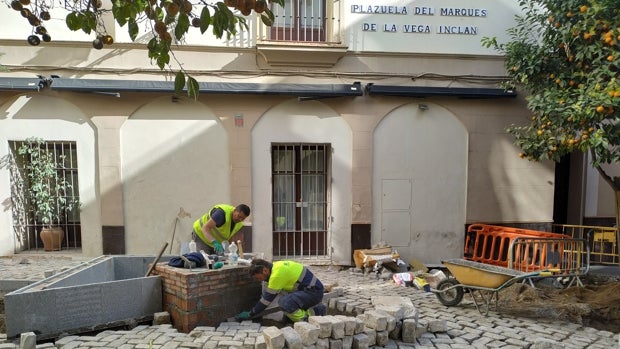 Los viejos adoquines de Mateos Gago se mudan a una plazoleta del barrio de Santa Cruz