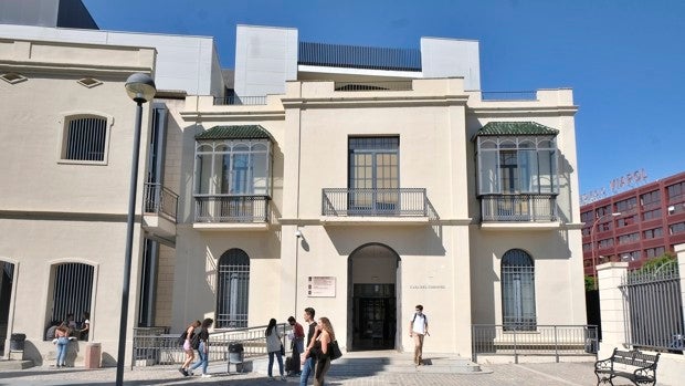 Detenido un estudiante de la Universidad de Sevilla por insultos racistas a una compañera de color