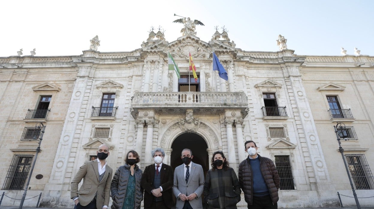 El rector con el equipo que restaurará la portada de la Universidad de Sevilla