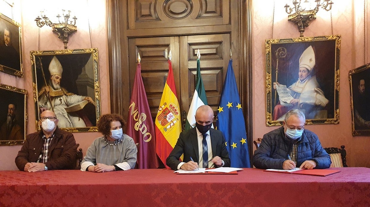 Firma del acuerdo entre Antonio Muñoz y los vecinos de la plaza Encina del Rey en Alcosa