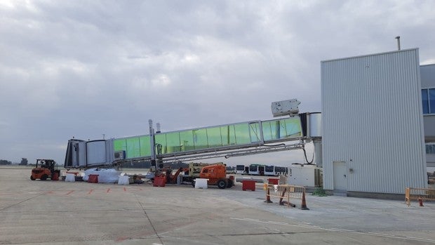 El aeropuerto de Sevilla instala la primera de las seis pasarelas de embarque