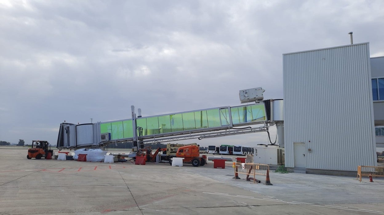 Instalación del nuevo 'finger' en el aeropuerto de Sevilla