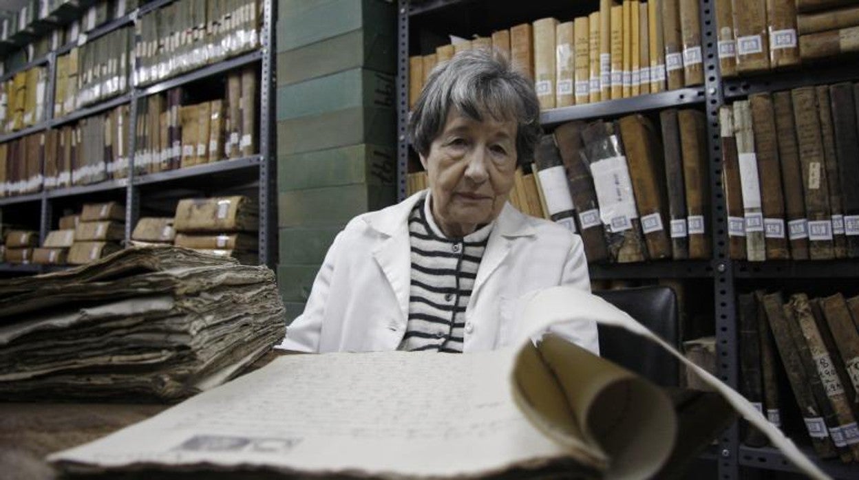 La catedrática de Griego, en el archivo del instituto San Isidoro, de cuyo claustro formó parte durante décadas