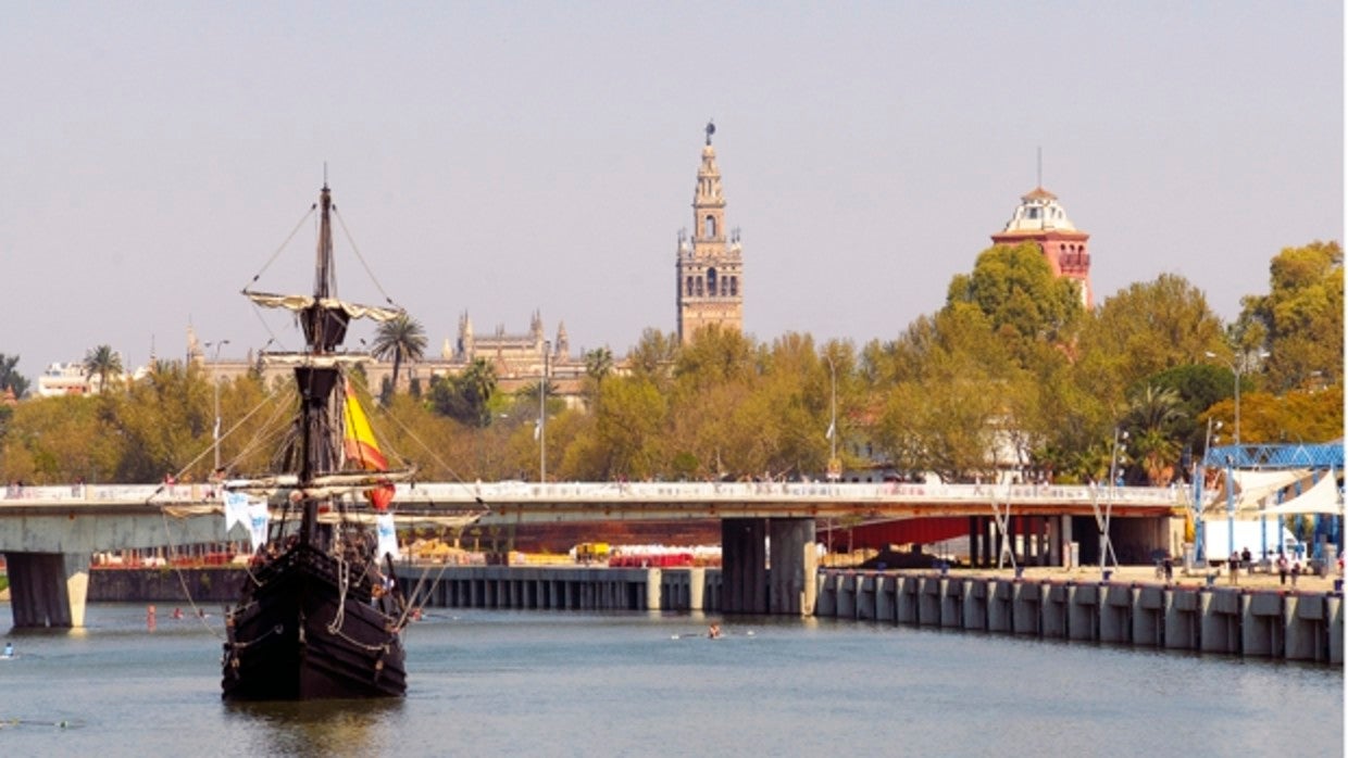 La Nao Victoria navegando por el Guadalquivir