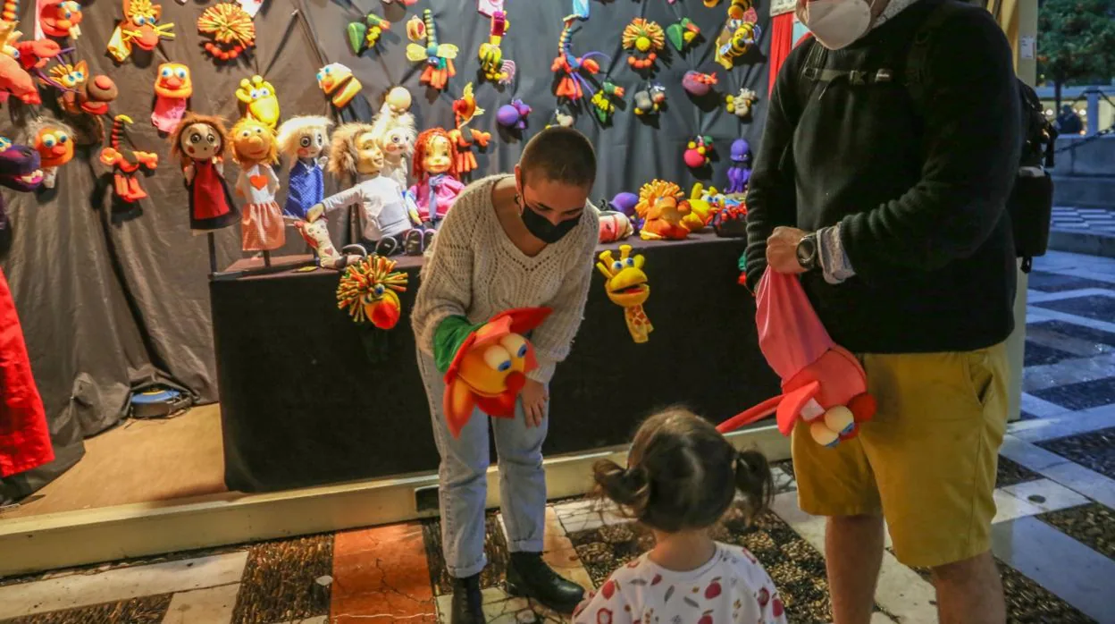 Puesto de marionetas en la Feria de Artesanía Creativa en la Plaza Nueva