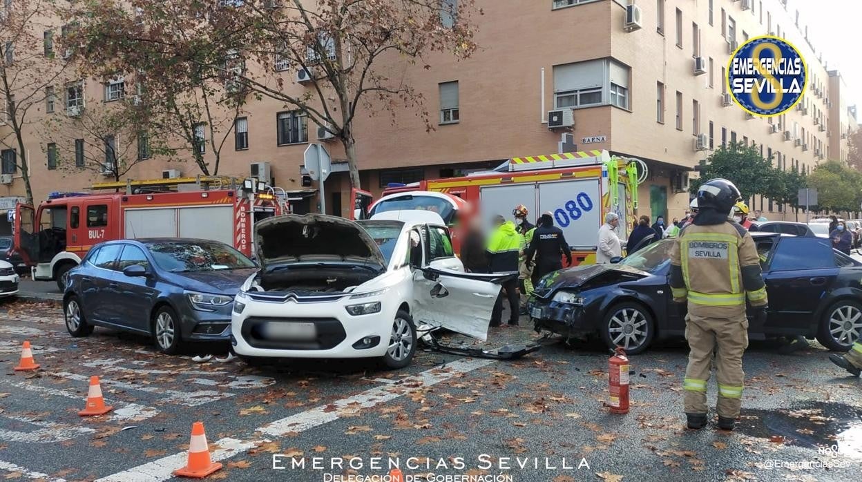 En un coche viajaban tres jóvenes y en el otro una mujer y su hija