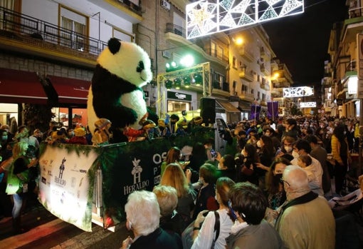 El oso panda que animaba el cortejo del Heraldo Real