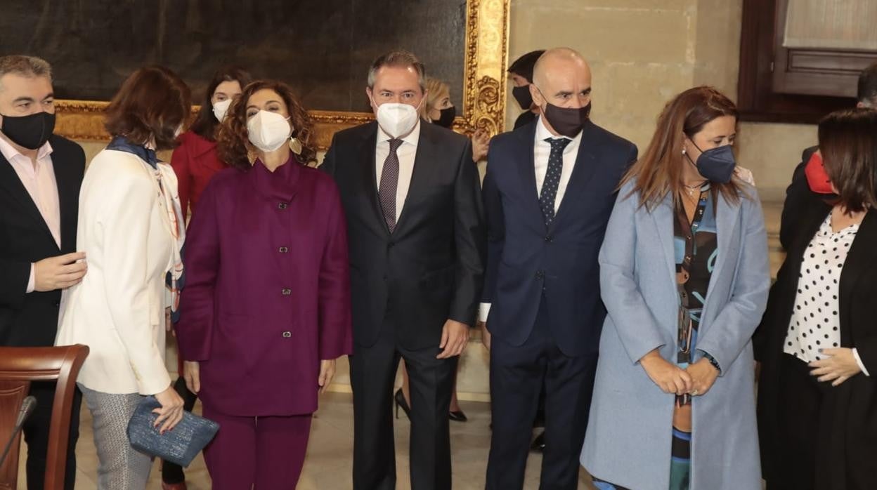 Juan Espadas y Antonio Muñoz junto a la ministra María Jesús Montero