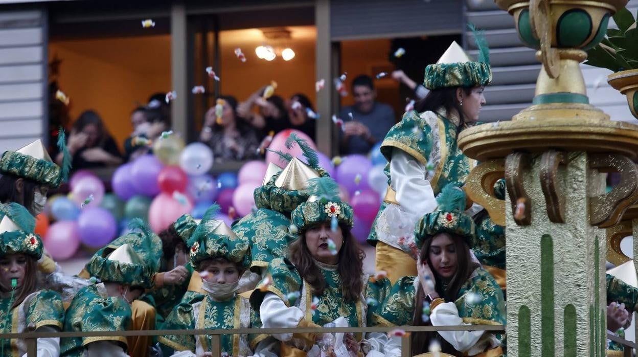 La Cabalgata de los Reyes Magos revoluciona la ronda histórica de Sevilla