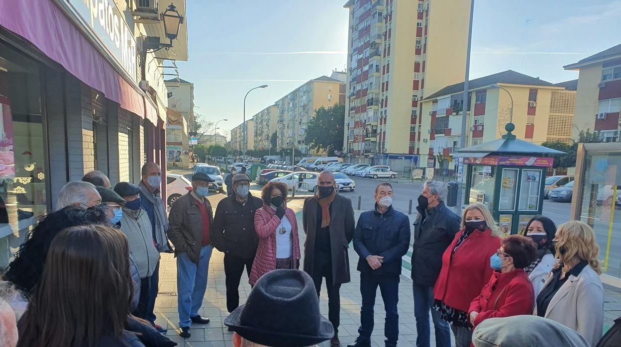 Antonio Muñoz este viernes durante la reunión que mantuvo con vecinos del barrio