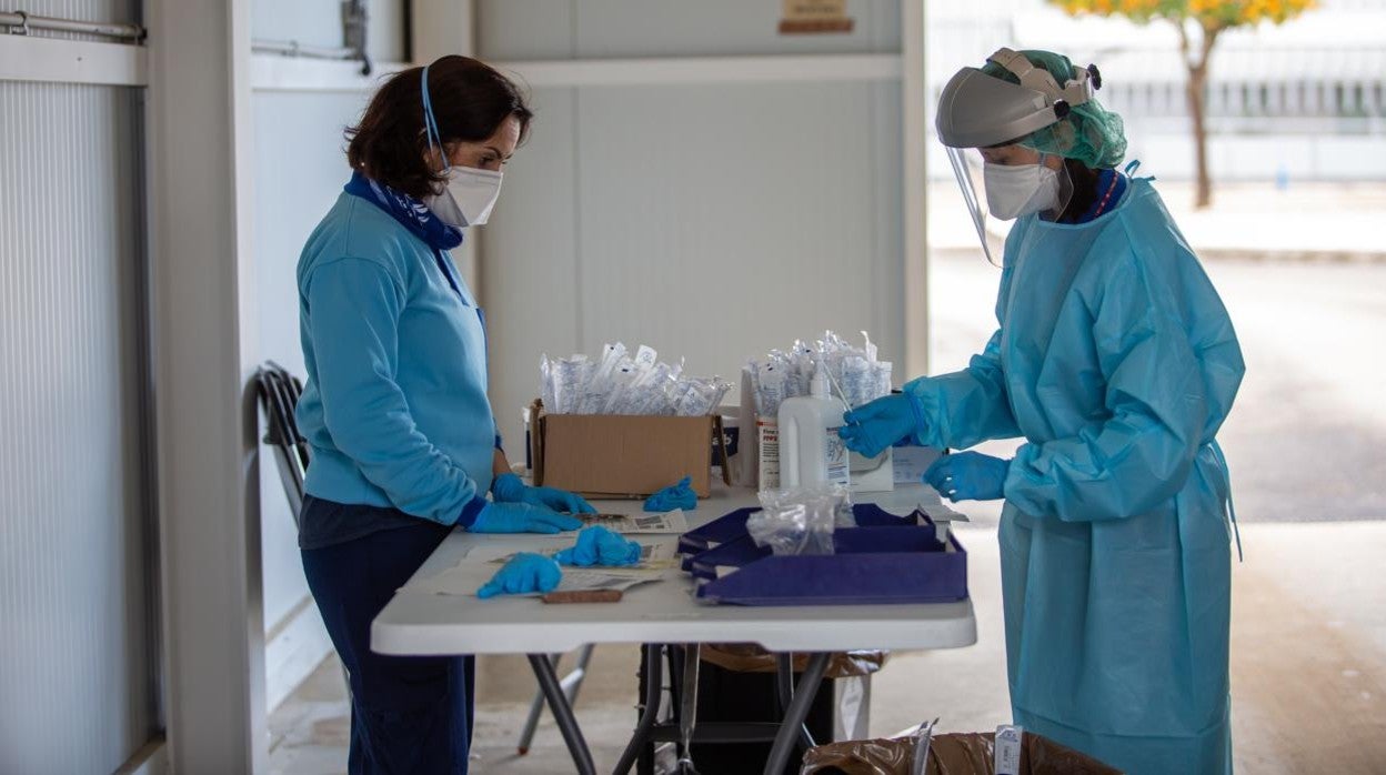 Personal sanitario preparando los test PCR en el antiguo Hospital Militar