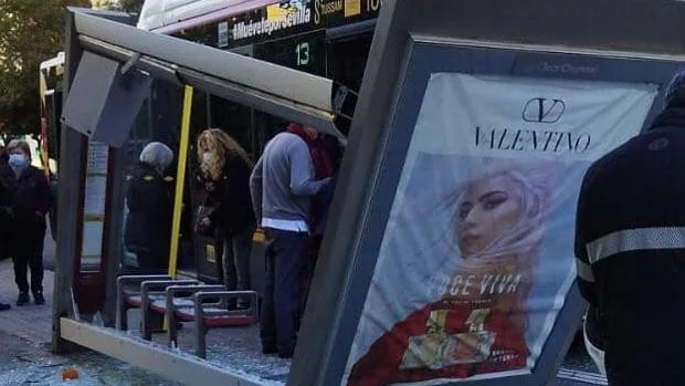Un autobús de la Línea 13 de Sevilla embiste contra una parada en Los Príncipes