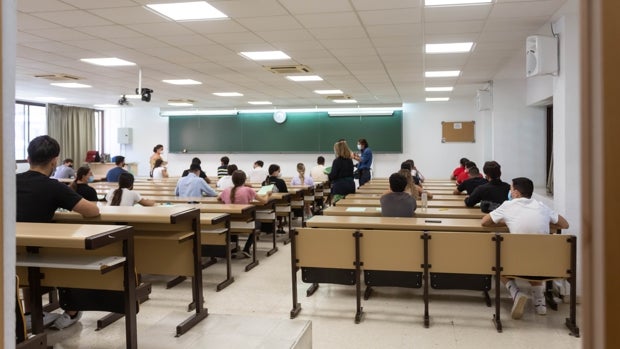 El Covid obliga a cambiar la fecha del examen a cientos de universitarios de Sevilla