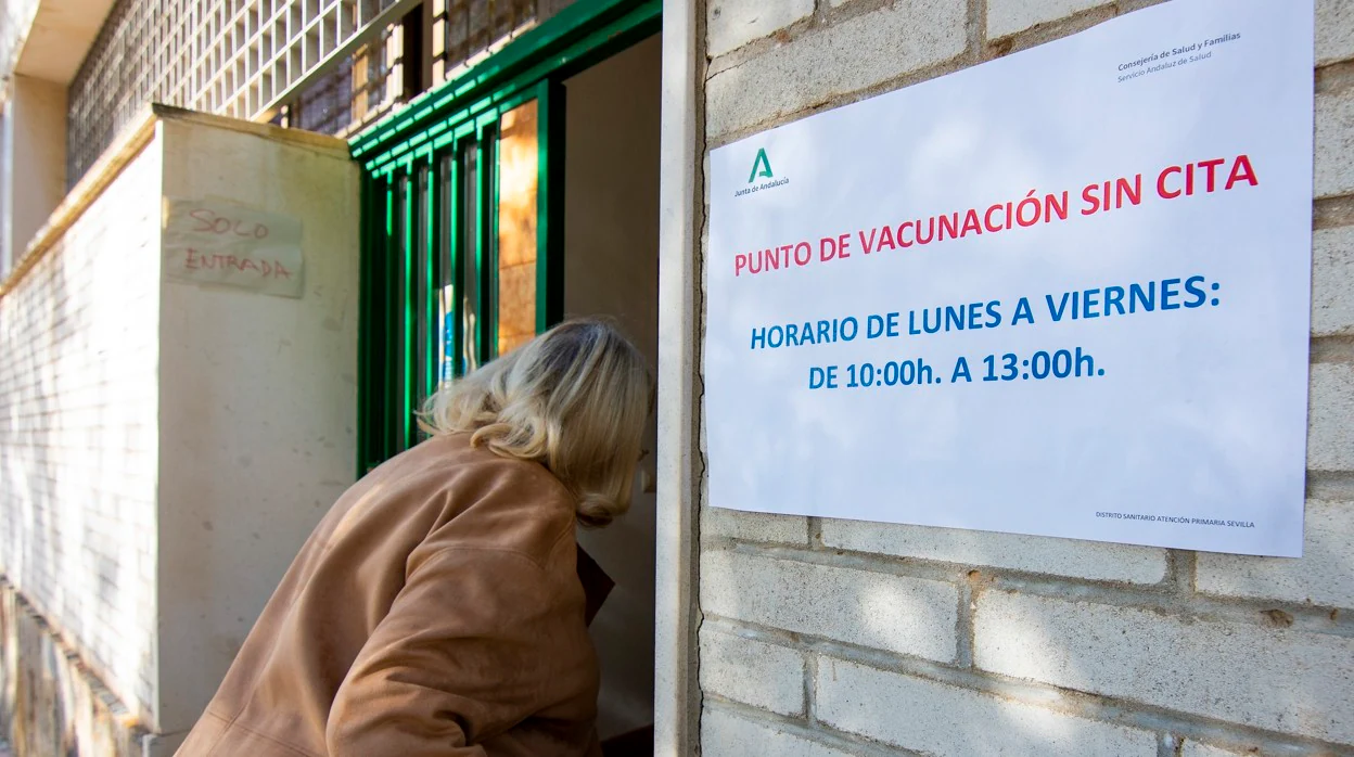 Una mujer acude al punto de vacunación de distrito sanitario de Sevilla