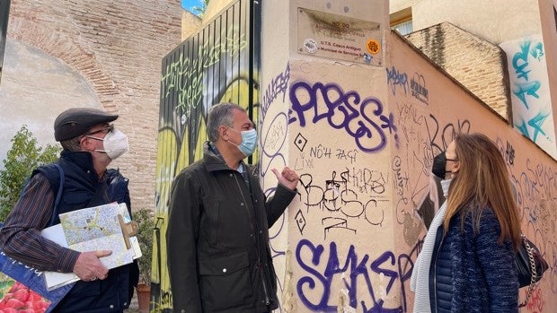 Sanz reclama un plan de limpieza anti pintadas y un arreglo integral del pavimento de la calle Feria, San Luis y alrededores