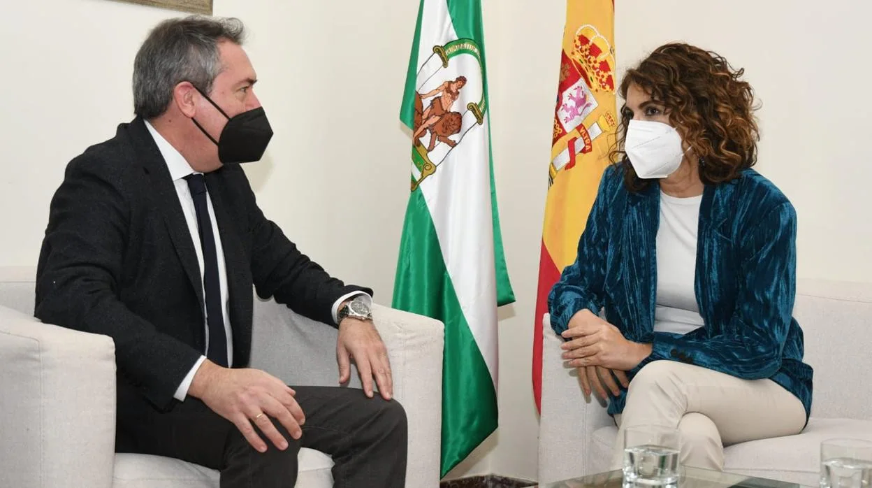El secretario general del PSOE andaluz, Juan Espadas, junto a la ministra de Hacienda, María Jesús Montero